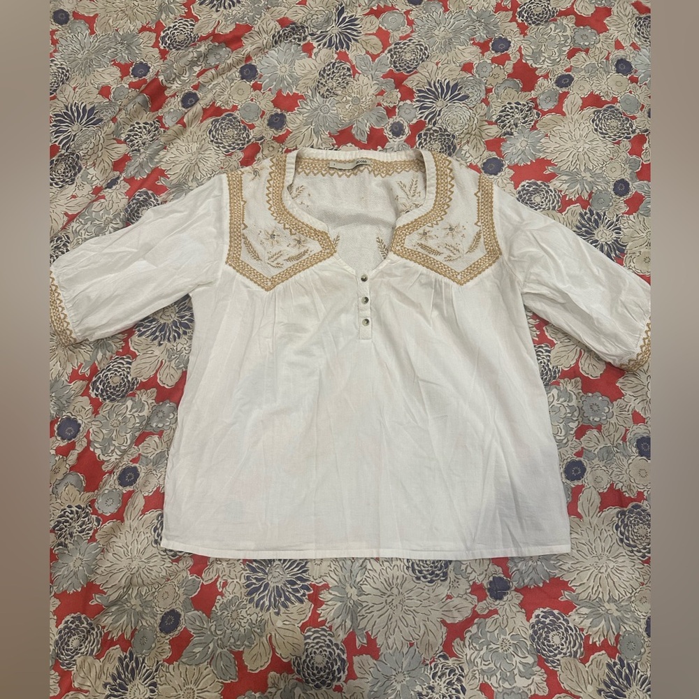acote size 1 light weight white and gold tunic.